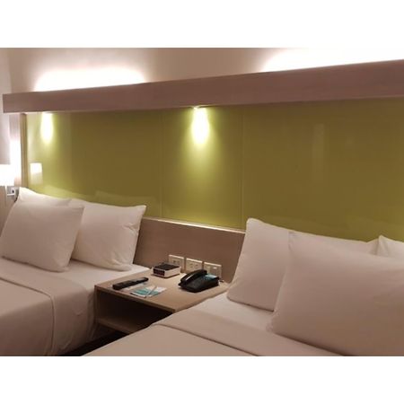 Microtel Inn & Suites By Wyndham Pampanga Exterior foto