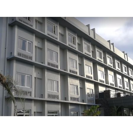 Microtel Inn & Suites By Wyndham Pampanga Exterior foto