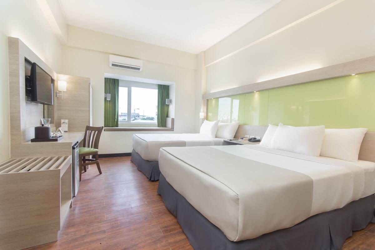 Microtel Inn & Suites By Wyndham Pampanga Exterior foto
