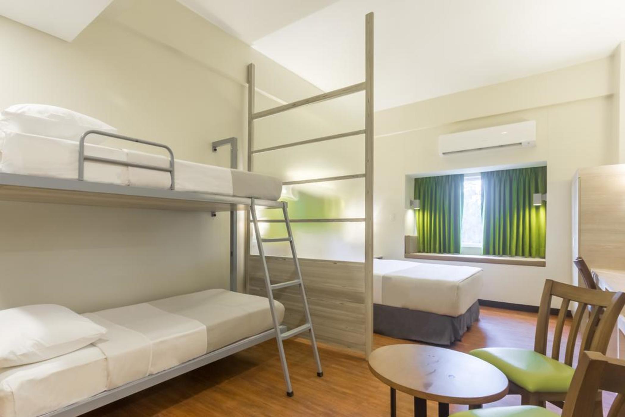 Microtel Inn & Suites By Wyndham Pampanga Exterior foto