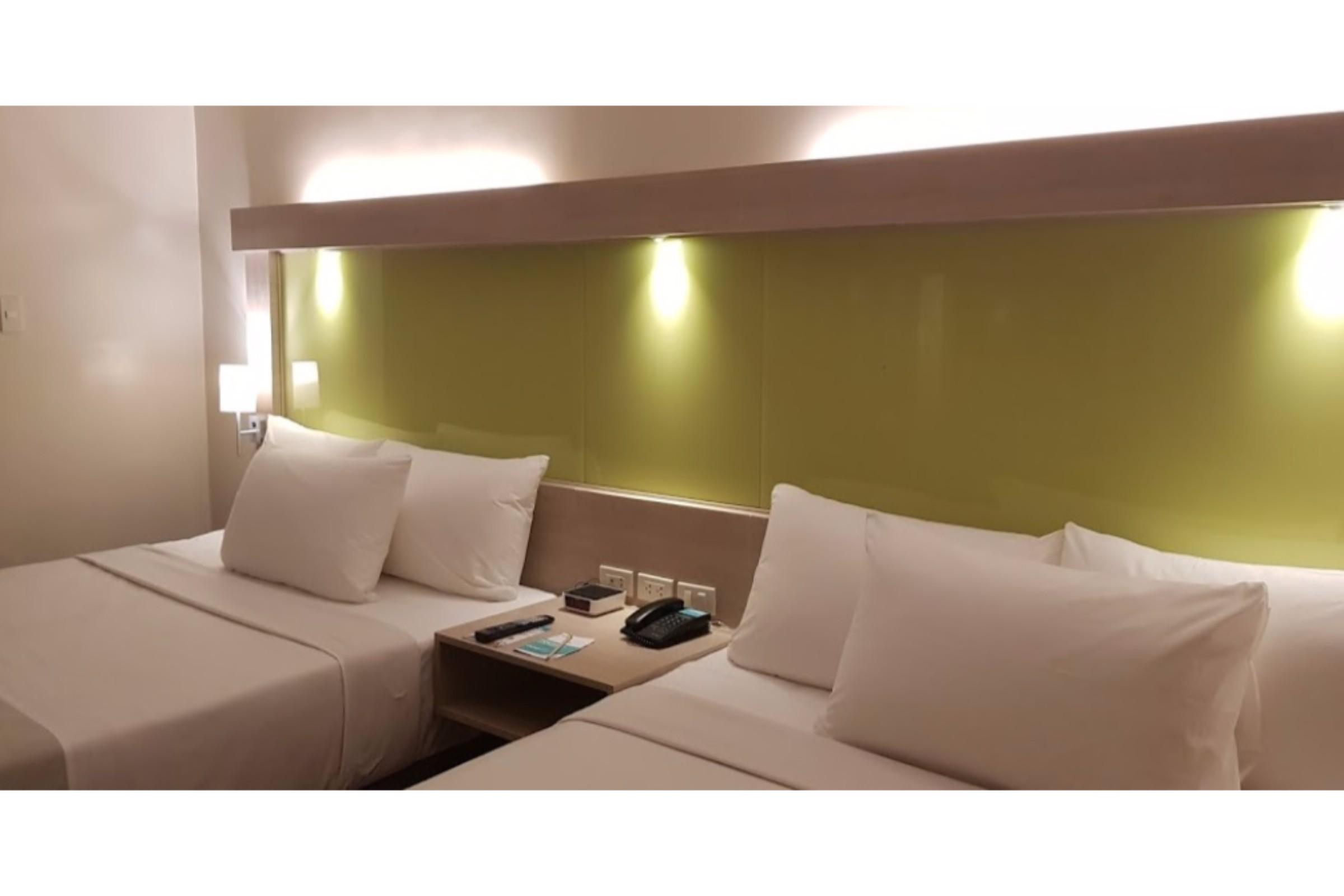 Microtel Inn & Suites By Wyndham Pampanga Exterior foto