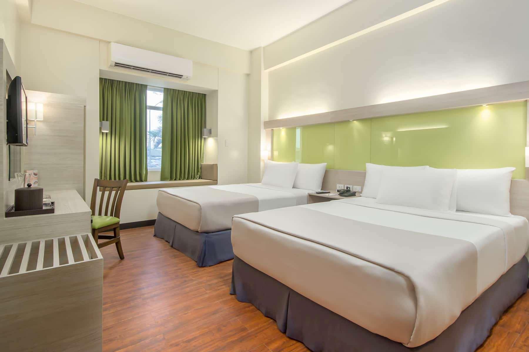 Microtel Inn & Suites By Wyndham Pampanga Exterior foto