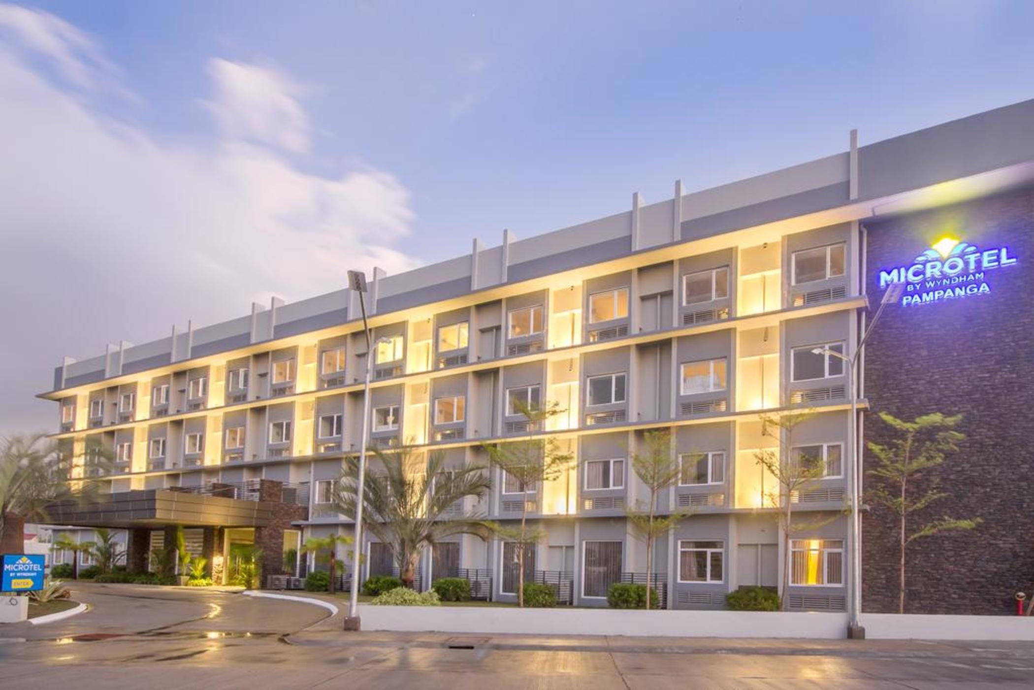 Microtel Inn & Suites By Wyndham Pampanga Exterior foto