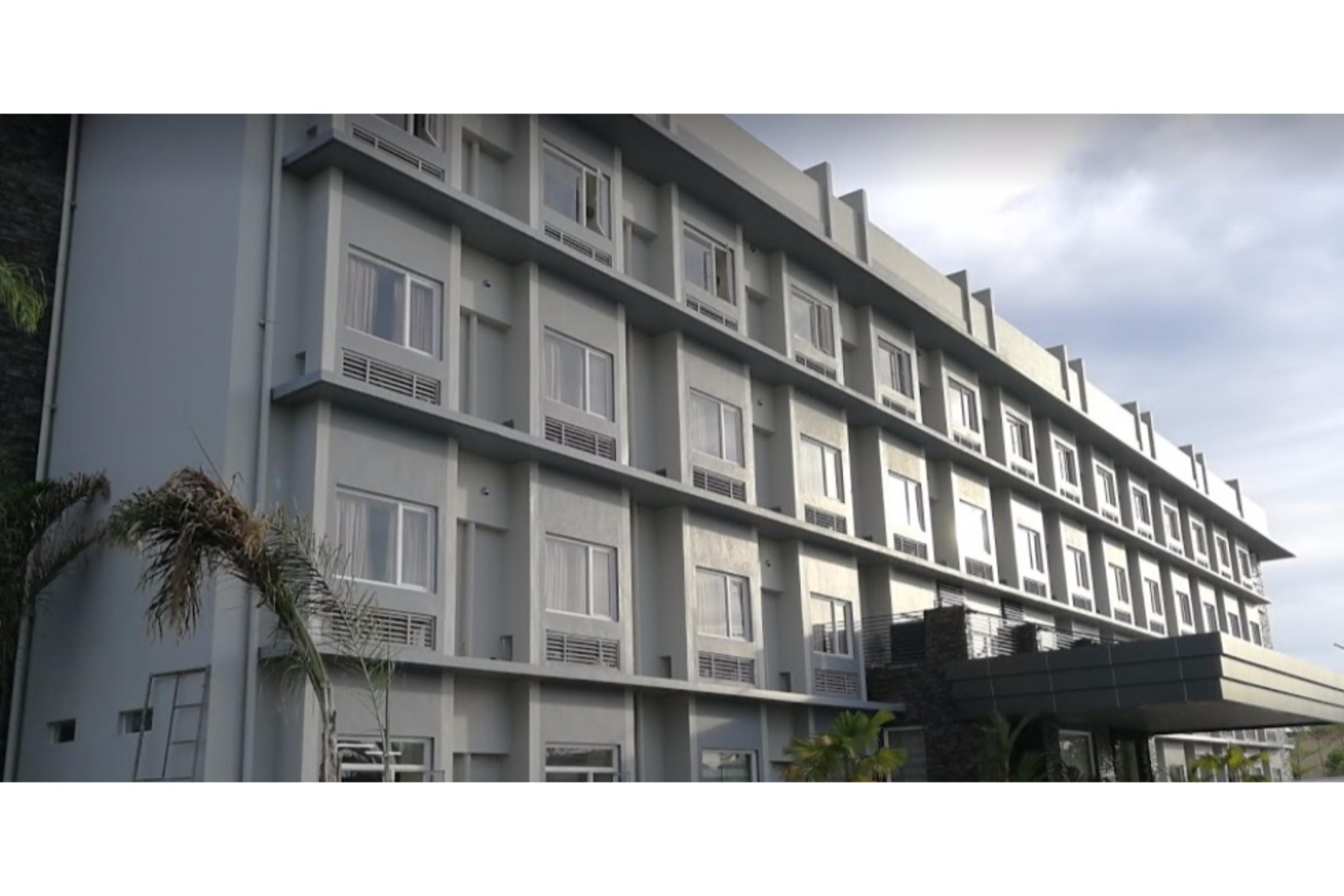 Microtel Inn & Suites By Wyndham Pampanga Exterior foto