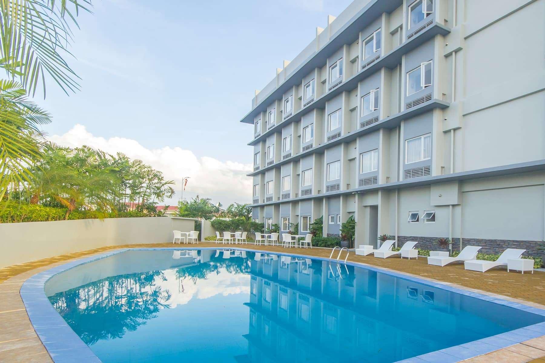 Microtel Inn & Suites By Wyndham Pampanga Exterior foto
