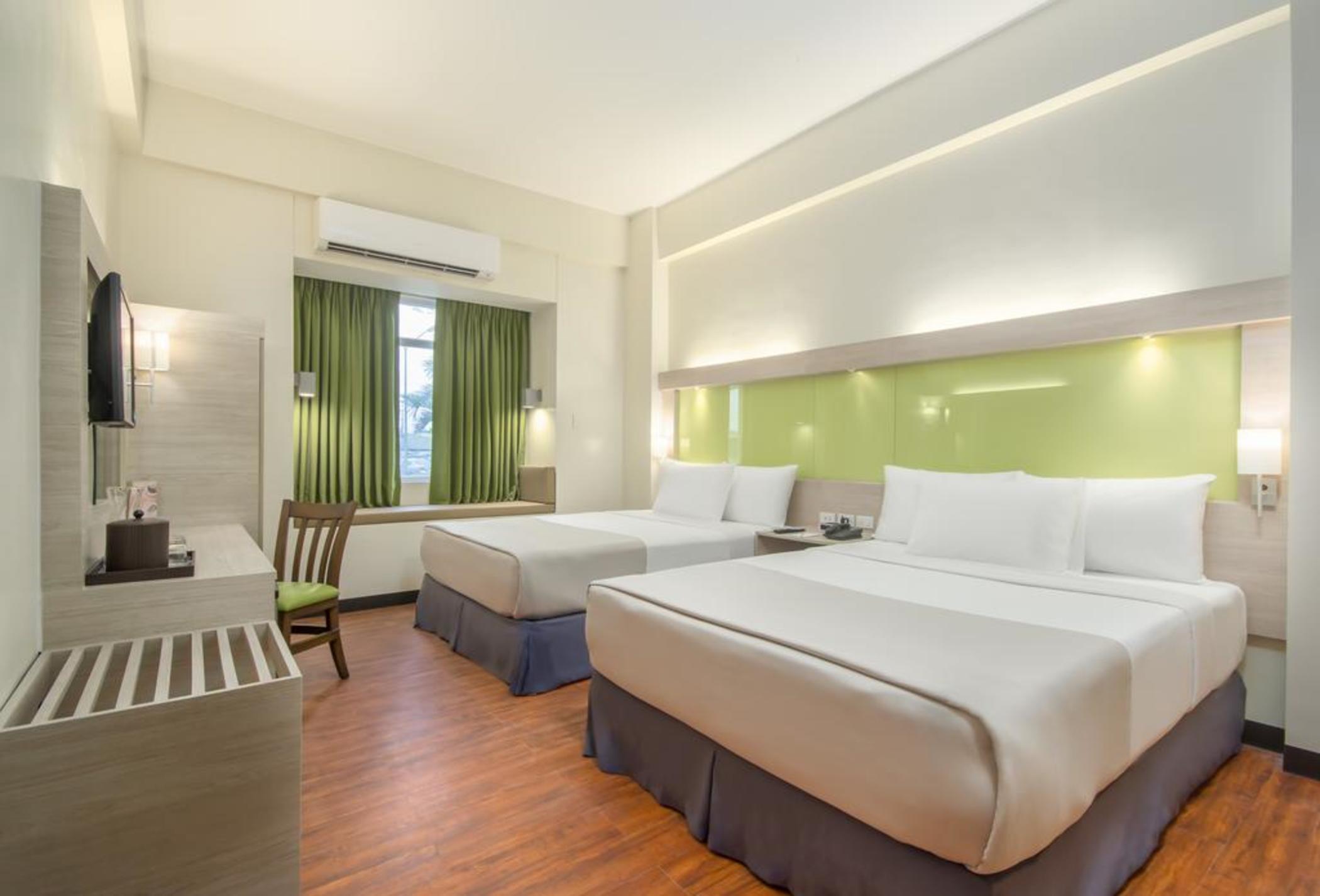 Microtel Inn & Suites By Wyndham Pampanga Exterior foto