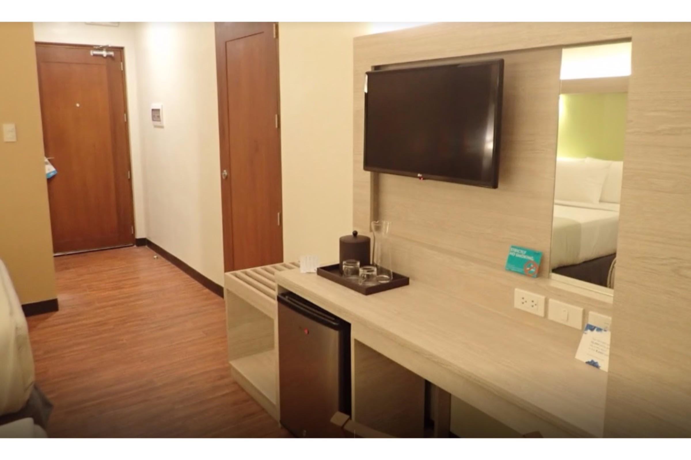 Microtel Inn & Suites By Wyndham Pampanga Exterior foto