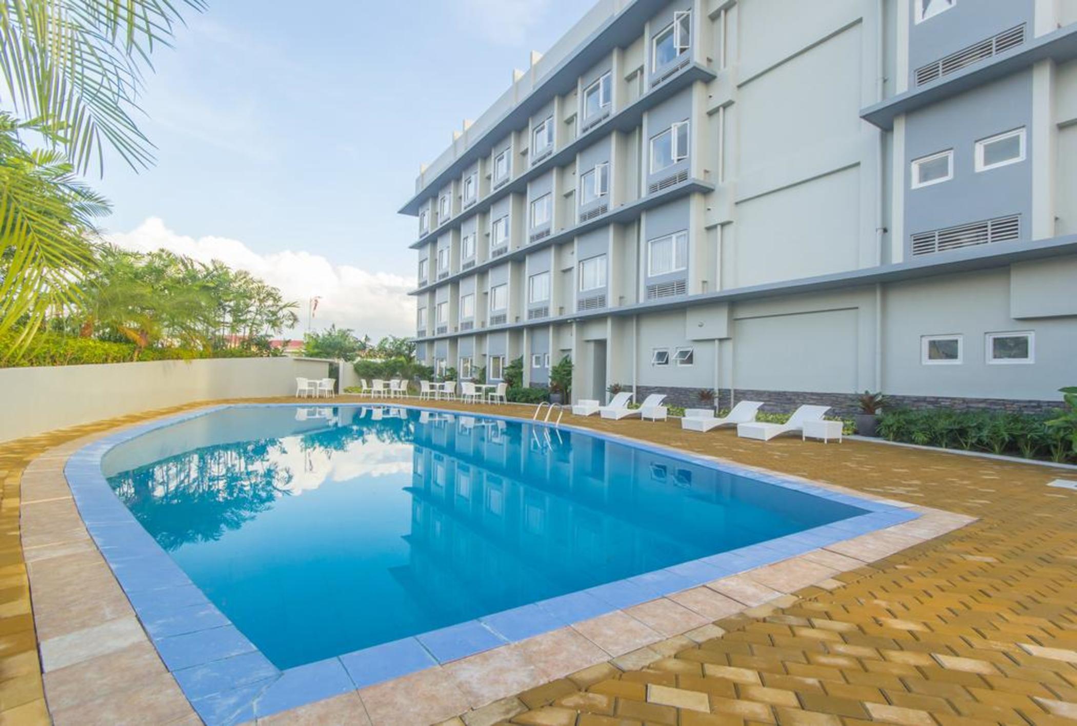 Microtel Inn & Suites By Wyndham Pampanga Exterior foto