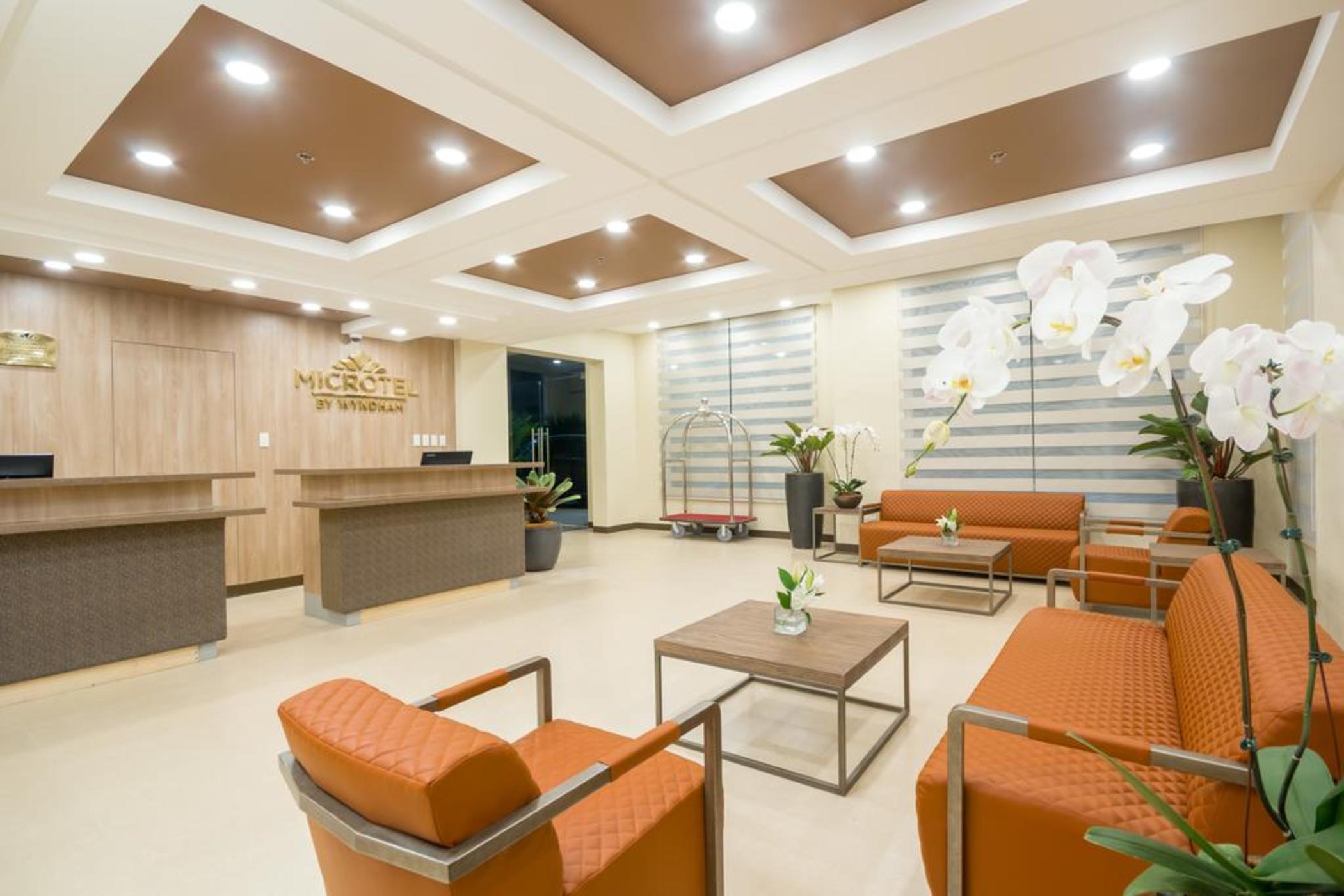 Microtel Inn & Suites By Wyndham Pampanga Exterior foto