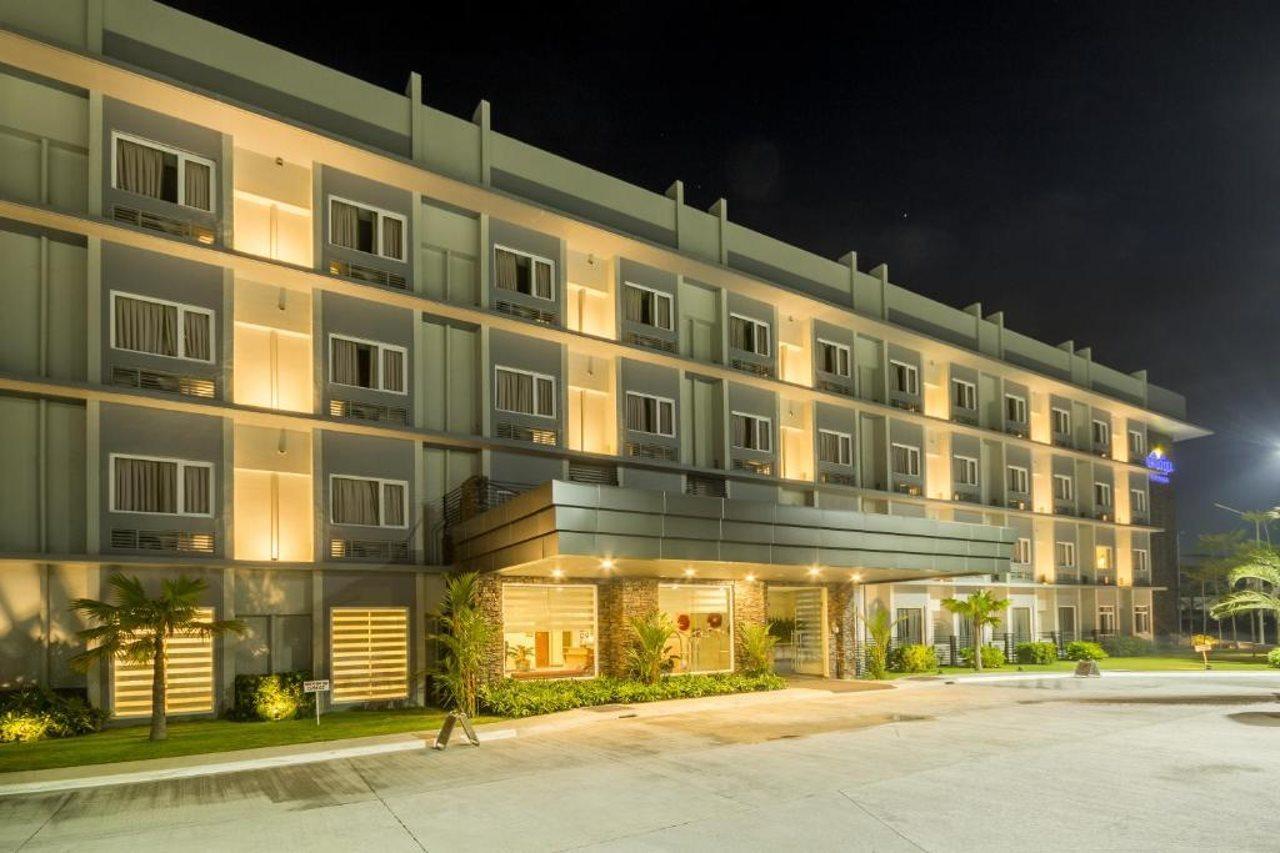 Microtel Inn & Suites By Wyndham Pampanga Exterior foto