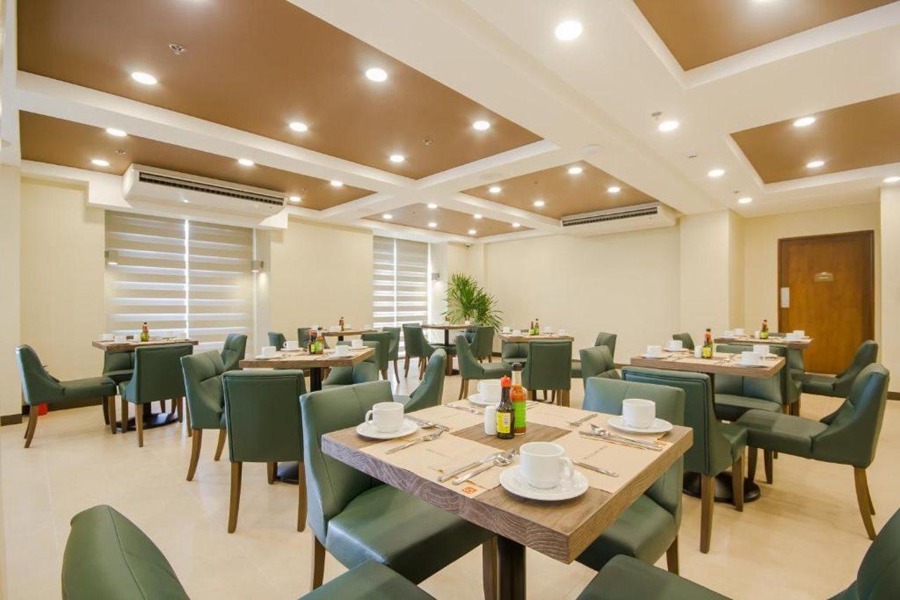 Microtel Inn & Suites By Wyndham Pampanga Exterior foto